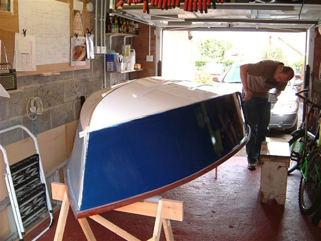 Painting the hull with International Toplac Oxford Blue.